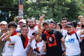 Miles de sandinistas caminan en saludo al 44/19 en Julio Victorioso