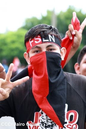 Miles de sandinistas caminan en saludo al 44/19 en Julio Victorioso
