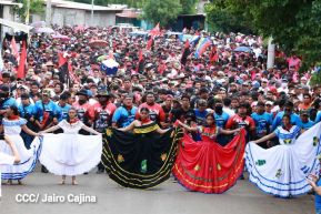 Miles de sandinistas caminan en saludo al 44/19 en Julio Victorioso