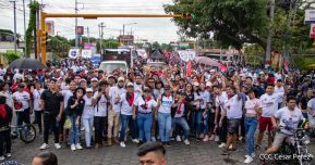 Miles de sandinistas caminan en saludo al 44/19 en Julio Victorioso