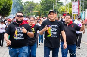 Miles de sandinistas caminan en saludo al 44/19 en Julio Victorioso