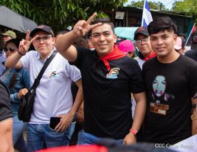 Miles de sandinistas caminan en saludo al 44/19 en Julio Victorioso