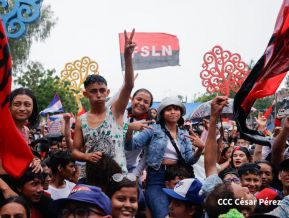 Concierto y fiesta popular por el Día de la Alegría, Avenida de Bolívar a Chávez