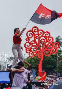 Concierto y fiesta popular por el Día de la Alegría, Avenida de Bolívar a Chávez