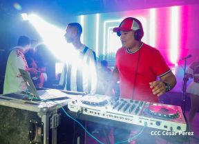 Concierto y fiesta popular por el Día de la Alegría, Avenida de Bolívar a Chávez