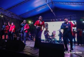 Concierto y fiesta popular por el Día de la Alegría, Avenida de Bolívar a Chávez