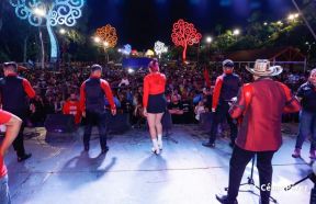 Concierto y fiesta popular por el Día de la Alegría, Avenida de Bolívar a Chávez