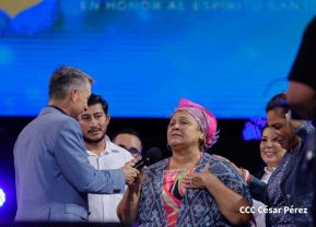 Noche de gloria en honor al Espíritu Santo