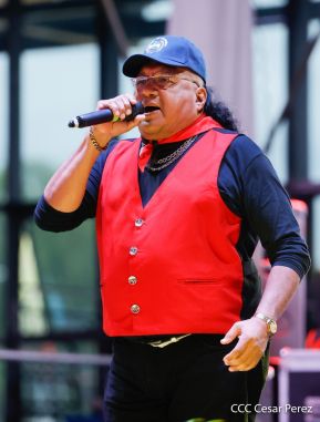 ¡Juventud Gloriosa! ¡Juventud Siempre al Frente!