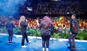 ¡Juventud Gloriosa! ¡Juventud Siempre al Frente!