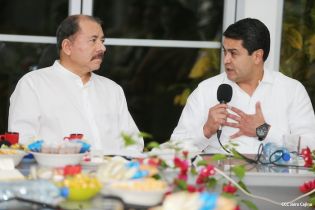 Daniel y Rosario se reúnen con presidente de Honduras