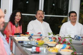 Daniel y Rosario se reúnen con presidente de Honduras