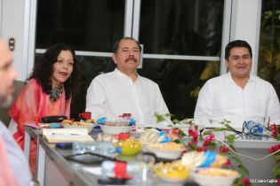 Daniel y Rosario se reúnen con presidente de Honduras