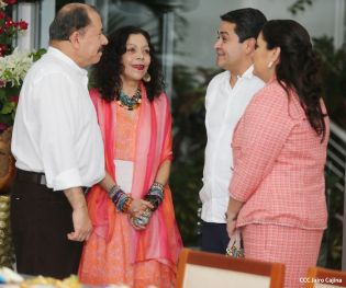 Daniel y Rosario se reúnen con presidente de Honduras