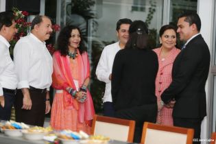 Daniel y Rosario se reúnen con presidente de Honduras