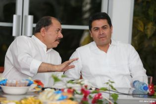 Daniel y Rosario se reúnen con presidente de Honduras