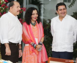 Daniel y Rosario se reúnen con presidente de Honduras