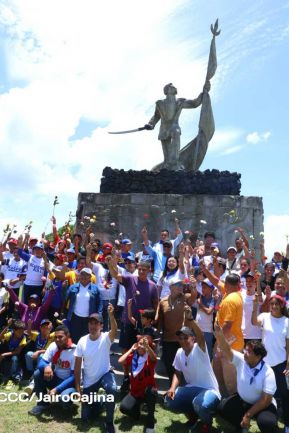 Caminata rumbo a la Hacienda San Jacinto para celebrar las batallas por la soberanía e independencia