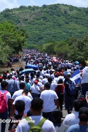 Caminata rumbo a la Hacienda San Jacinto para celebrar las batallas por la soberanía e independencia