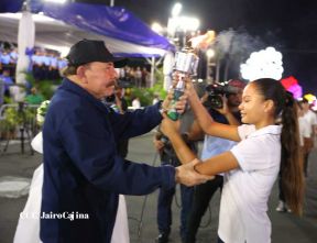 Comandante Daniel y Compañera Rosario reciben Antorcha de la Libertad Centroamericana