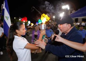 Comandante Daniel y Compañera Rosario reciben Antorcha de la Libertad Centroamericana