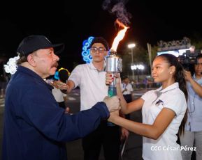 Comandante Daniel y Compañera Rosario reciben Antorcha de la Libertad Centroamericana