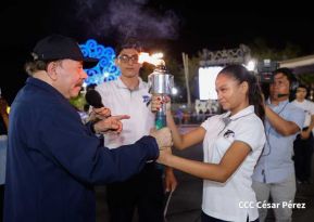 Comandante Daniel y Compañera Rosario reciben Antorcha de la Libertad Centroamericana