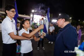 Comandante Daniel y Compañera Rosario reciben Antorcha de la Libertad Centroamericana