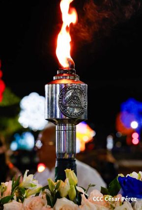 Comandante Daniel y Compañera Rosario reciben Antorcha de la Libertad Centroamericana