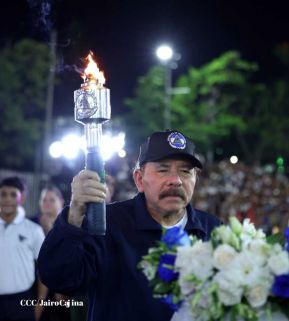 Comandante Daniel y Compañera Rosario reciben Antorcha de la Libertad Centroamericana