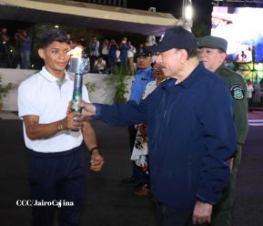 Comandante Daniel y Compañera Rosario reciben Antorcha de la Libertad Centroamericana