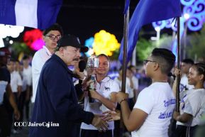 Comandante Daniel y Compañera Rosario reciben Antorcha de la Libertad Centroamericana