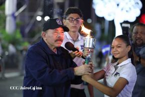 Comandante Daniel y Compañera Rosario reciben Antorcha de la Libertad Centroamericana
