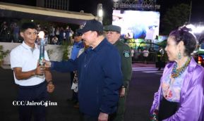 Comandante Daniel y Compañera Rosario reciben Antorcha de la Libertad Centroamericana