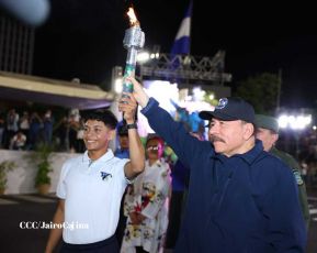 Comandante Daniel y Compañera Rosario reciben Antorcha de la Libertad Centroamericana