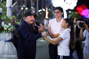 Comandante Daniel y Compañera Rosario reciben Antorcha de la Libertad Centroamericana