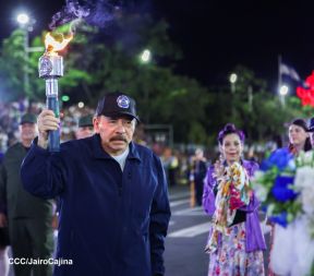 Comandante Daniel y Compañera Rosario reciben Antorcha de la Libertad Centroamericana
