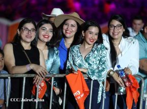 Carín León en concierto en el Estadio Soberanía