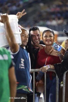 Carín León en concierto en el Estadio Soberanía