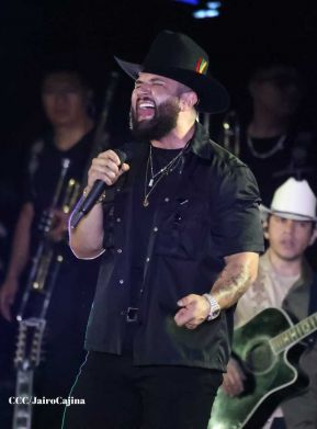 Carín León en concierto en el Estadio Soberanía