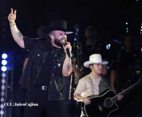 Carín León en concierto en el Estadio Soberanía
