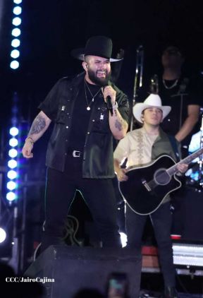 Carín León en concierto en el Estadio Soberanía