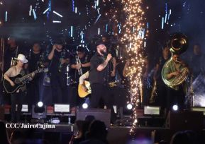 Carín León en concierto en el Estadio Soberanía