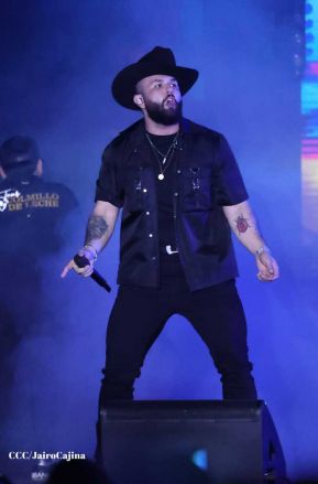 Carín León en concierto en el Estadio Soberanía