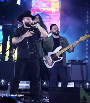 Carín León en concierto en el Estadio Soberanía