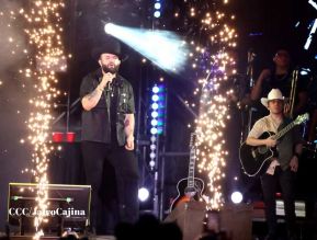 Carín León en concierto en el Estadio Soberanía