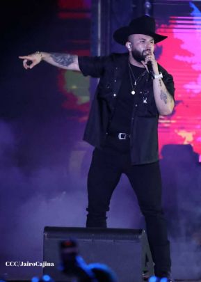 Carín León en concierto en el Estadio Soberanía