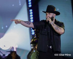 Carín León en concierto en el Estadio Soberanía