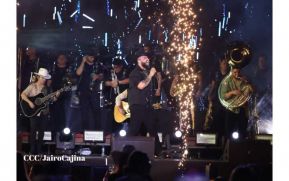 Carín León en concierto en el Estadio Soberanía