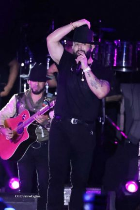 Carín León en concierto en el Estadio Soberanía
